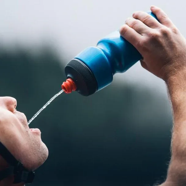בקבוק מים לאופניים 20/24 לחיץ תרמי קר בורדו Polar Bottle SurgeCap - Image 2