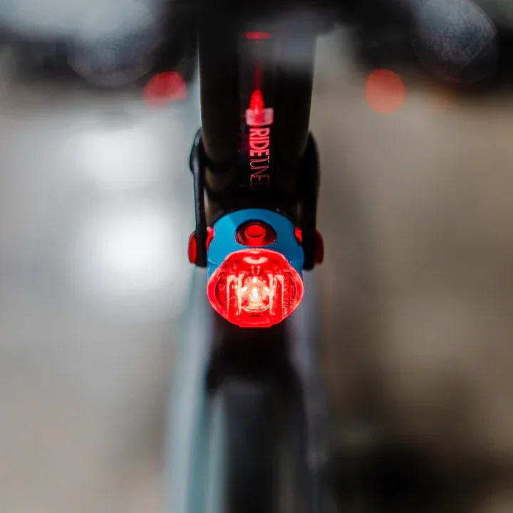 פנס אחורי לאופניים נצנץ Lezyne Femto USB Drive Rear - Image 2